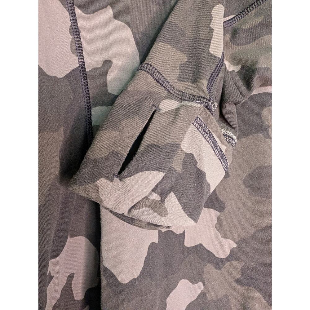 Lululemon Women's Green Camo Longsleeve Shirt 10 Activewear Thumbholes Athletic - Picture 3 of 4